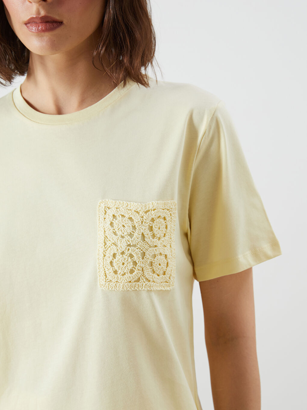 تي شيرت نسائي بياقة دائرية وجيب من الدانتيل-2