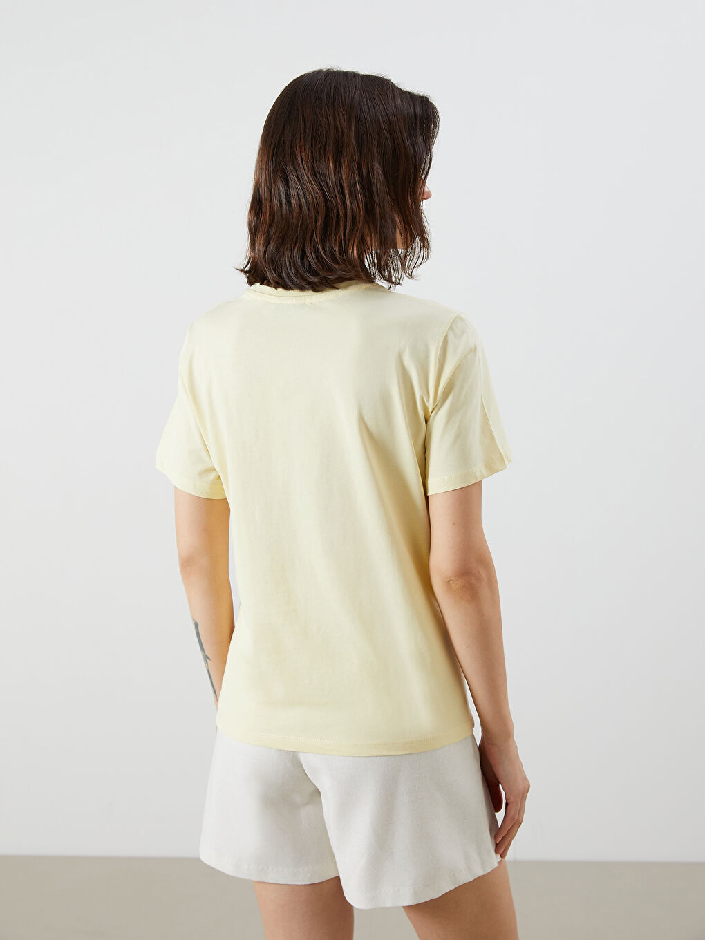 تي شيرت نسائي بياقة دائرية وجيب من الدانتيل-3