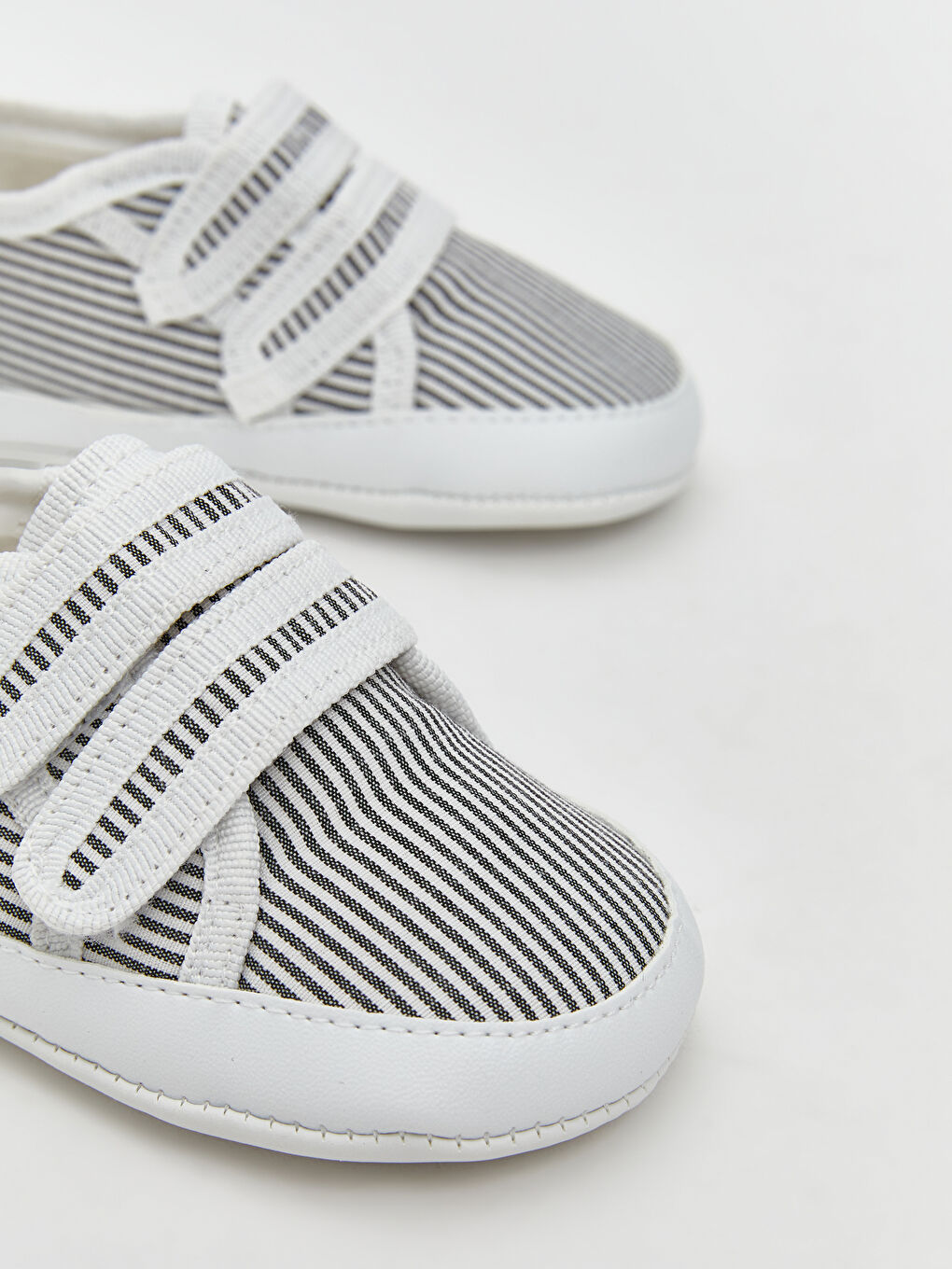 Beyaz Cırt Cırtlı Erkek Bebek Yürüme Öncesi İlk Adım Ayakkabısı-2