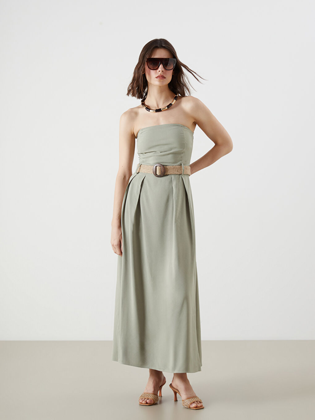 Yeşil Straplez Yaka Beli Kemerli Keten Karışımlı Elbise