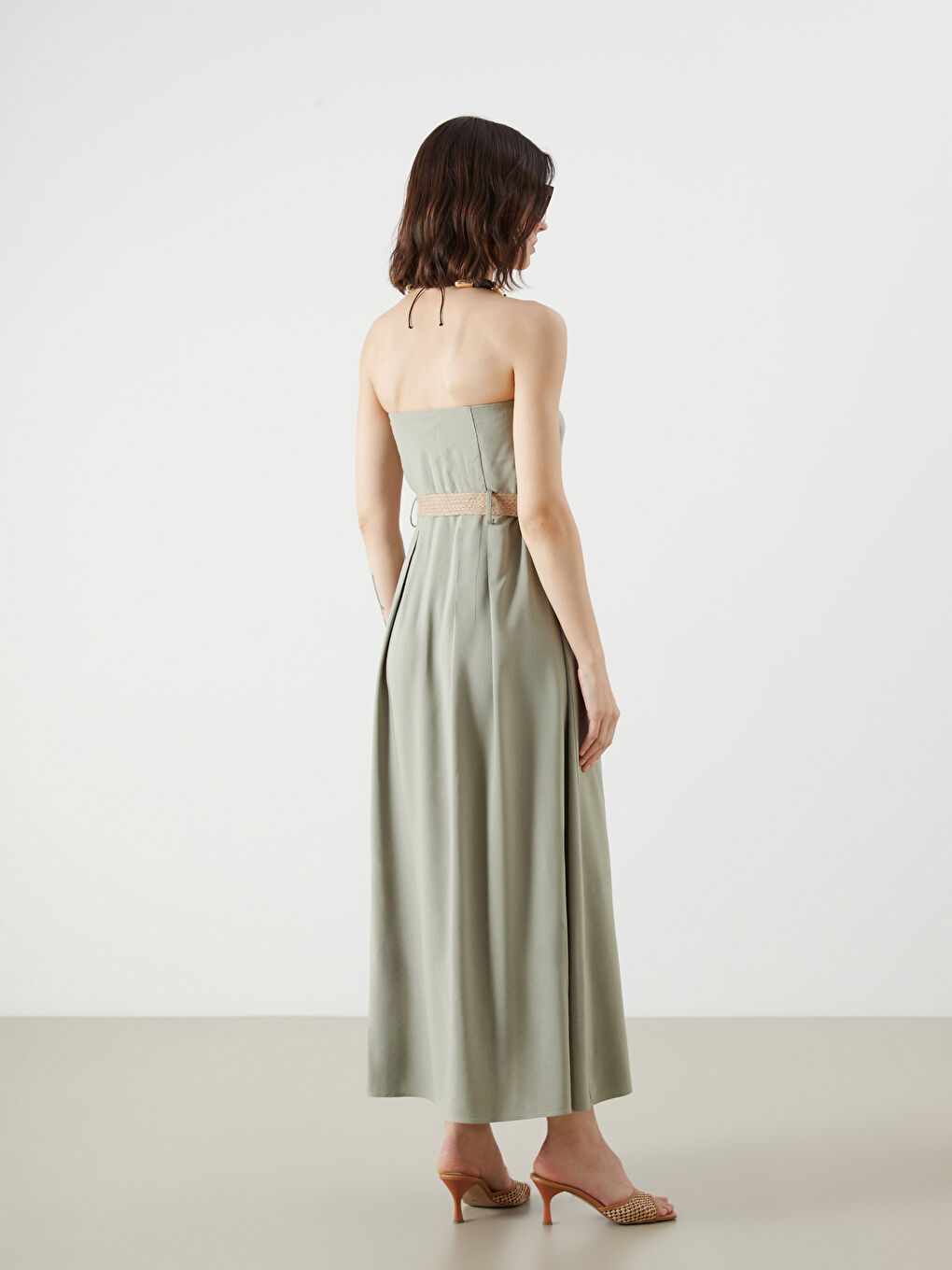 Yeşil Straplez Yaka Beli Kemerli Keten Karışımlı Elbise-3