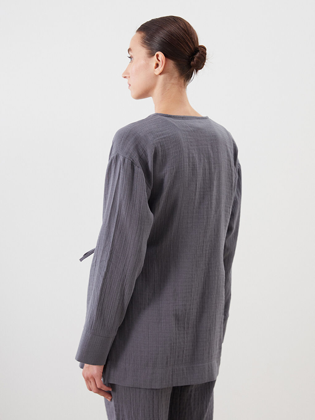 Gri Kruvaze Yaka Dokulu Yırtmaçlı Kadın Kimono-4