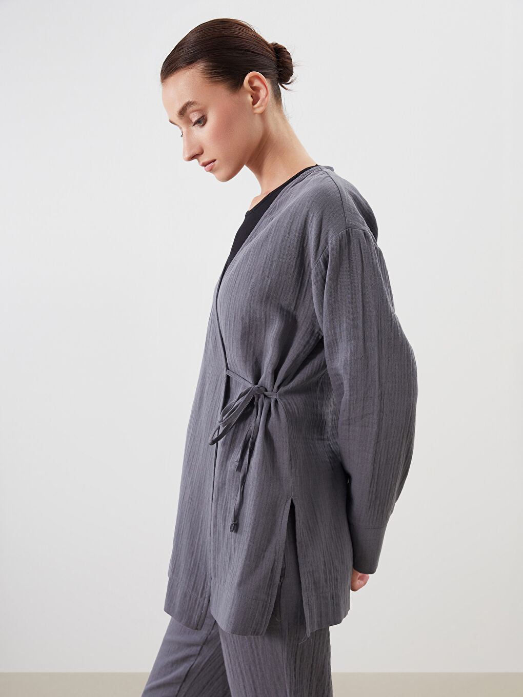 Gri Kruvaze Yaka Dokulu Yırtmaçlı Kadın Kimono