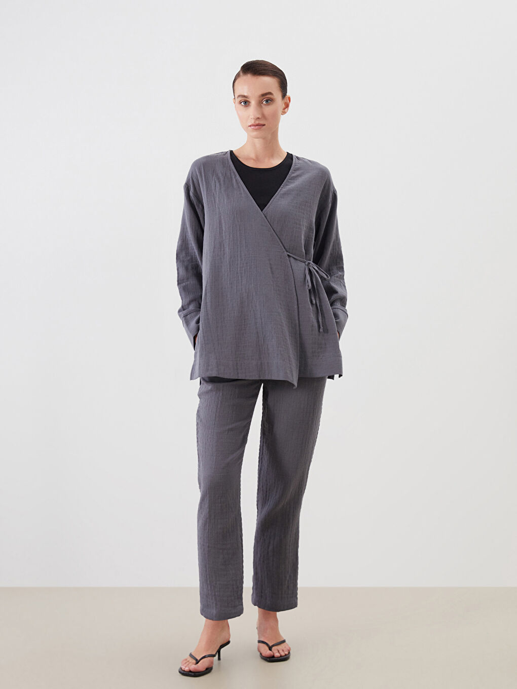 Gri Kruvaze Yaka Dokulu Yırtmaçlı Kadın Kimono-1