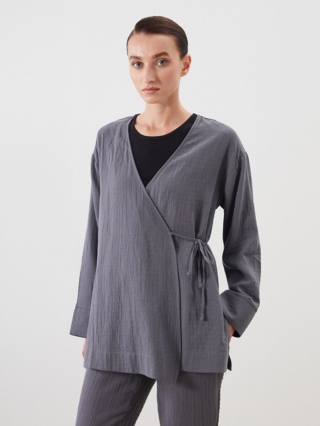 Gri Kruvaze Yaka Dokulu Yırtmaçlı Kadın Kimono-3