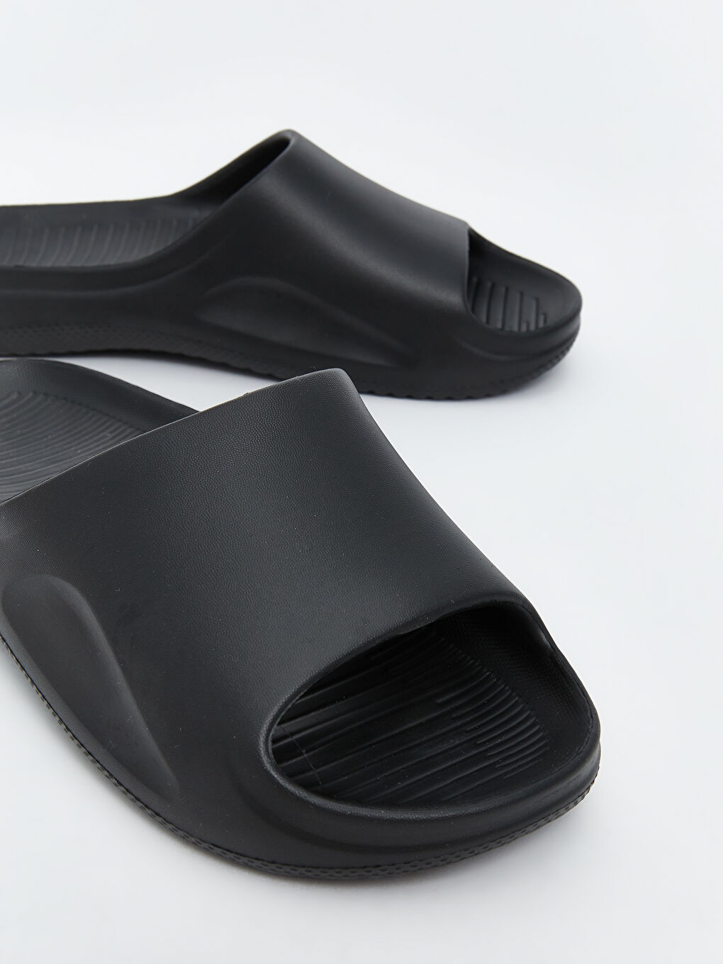 Siyah Baskılı Tek Bantlı Erkek Terlik-2