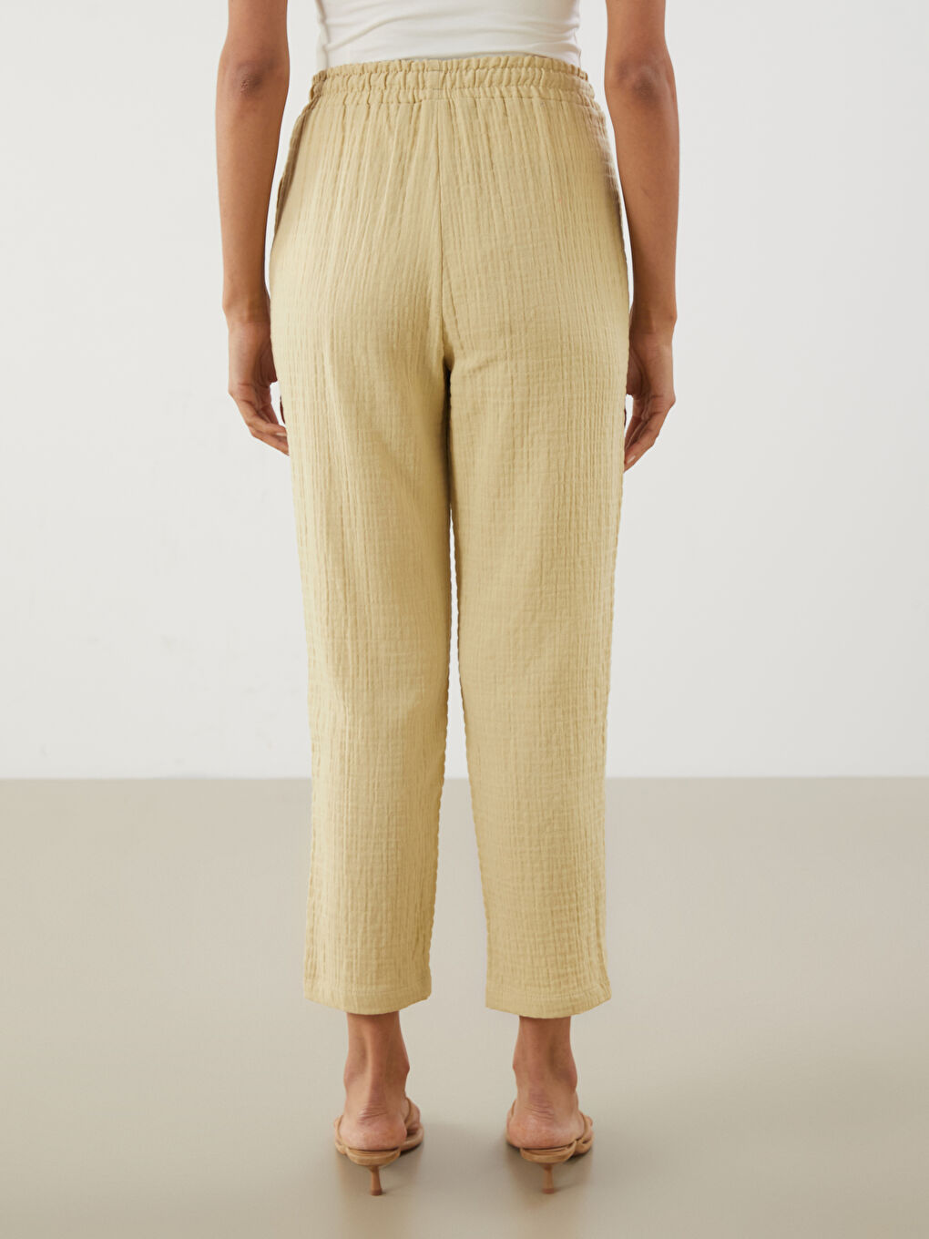 LCWAIKIKI Classic Elasticated Waist Textured Women's Trousers -S5R782Z8-FMD