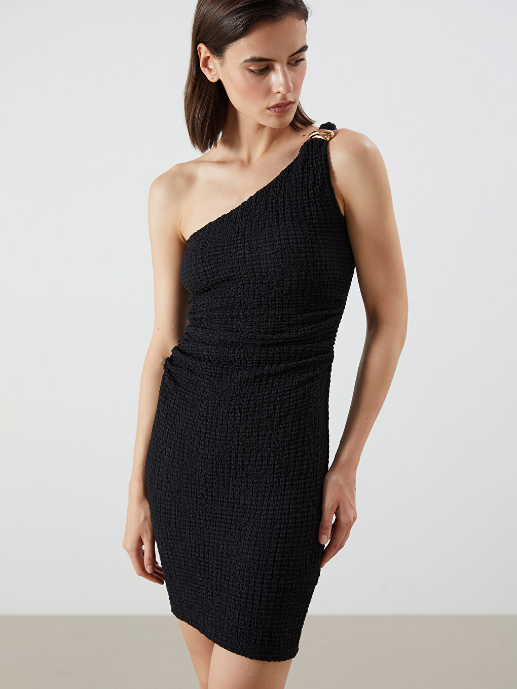 Siyah Tek Omuz Dokulu Büzgülü Elbise