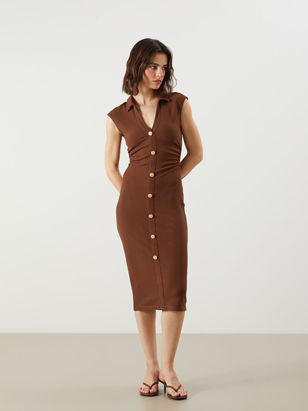 Kahverengi Dokulu Büzgülü Gömlek Elbise-1