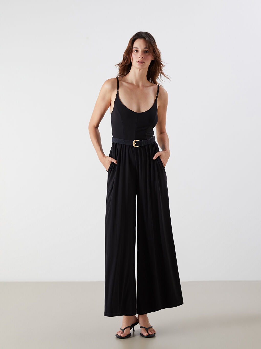 Siyah V Yaka Askılı Büzgülü Kadın Tulum