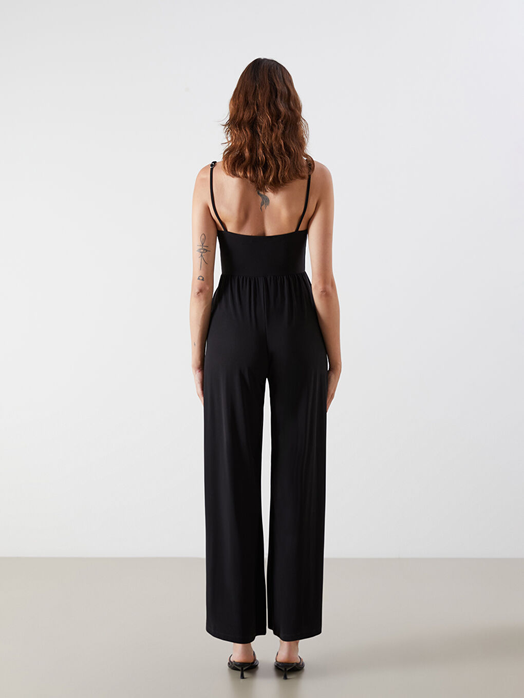 Siyah V Yaka Askılı Büzgülü Kadın Tulum-3