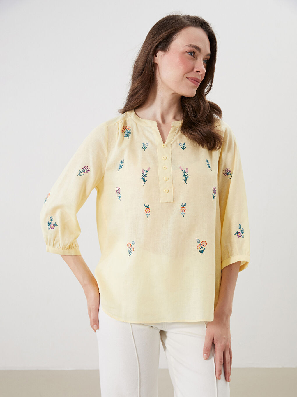 Блуза от ленена смес с деколте с прорез и флорален мотив