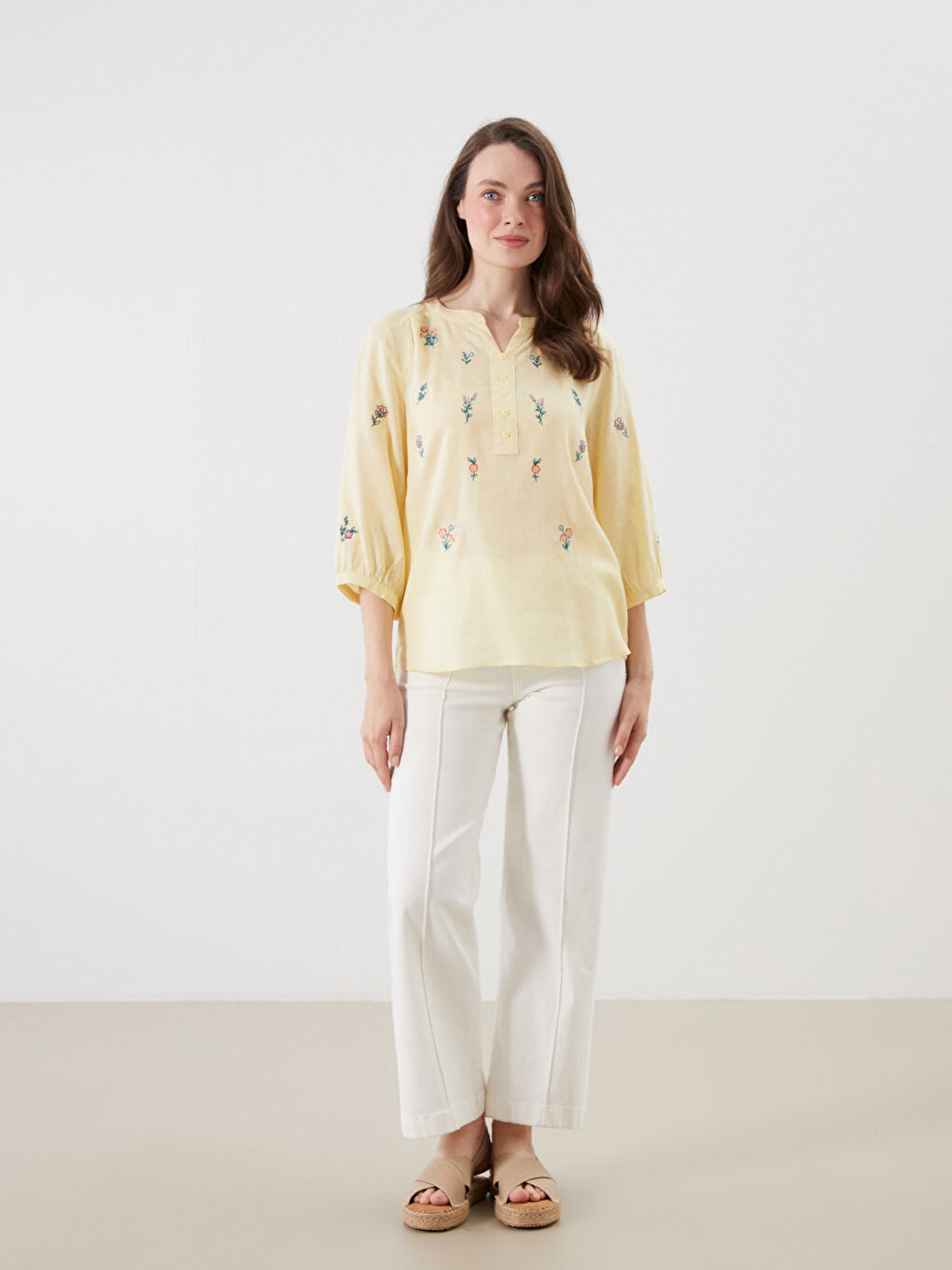 Блуза от ленена смес с деколте с прорез и флорален мотив-1