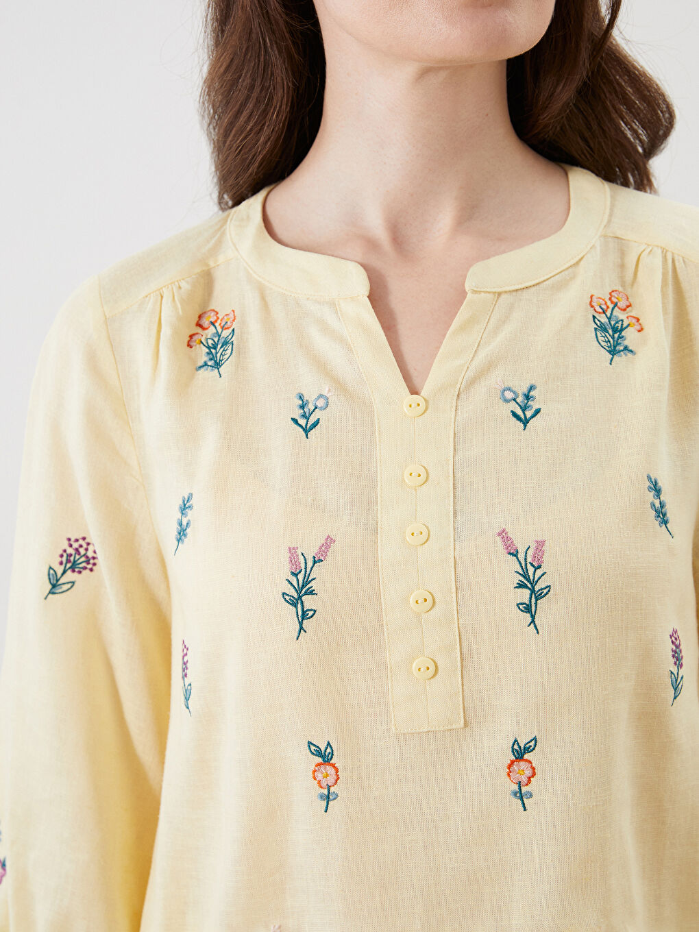 Блуза от ленена смес с деколте с прорез и флорален мотив-2