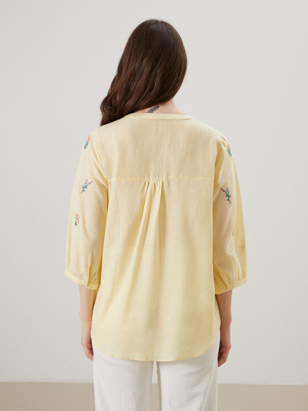 Блуза от ленена смес с деколте с прорез и флорален мотив-3