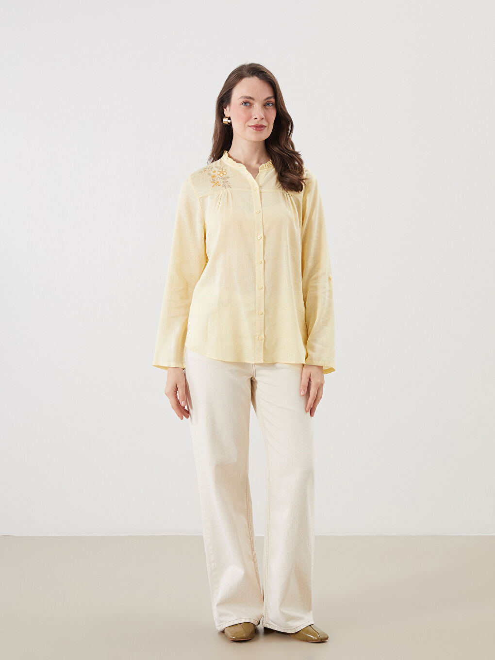 Блузка из льняной смеси с вырезом с выемкой, цветочным узором и оборками-1