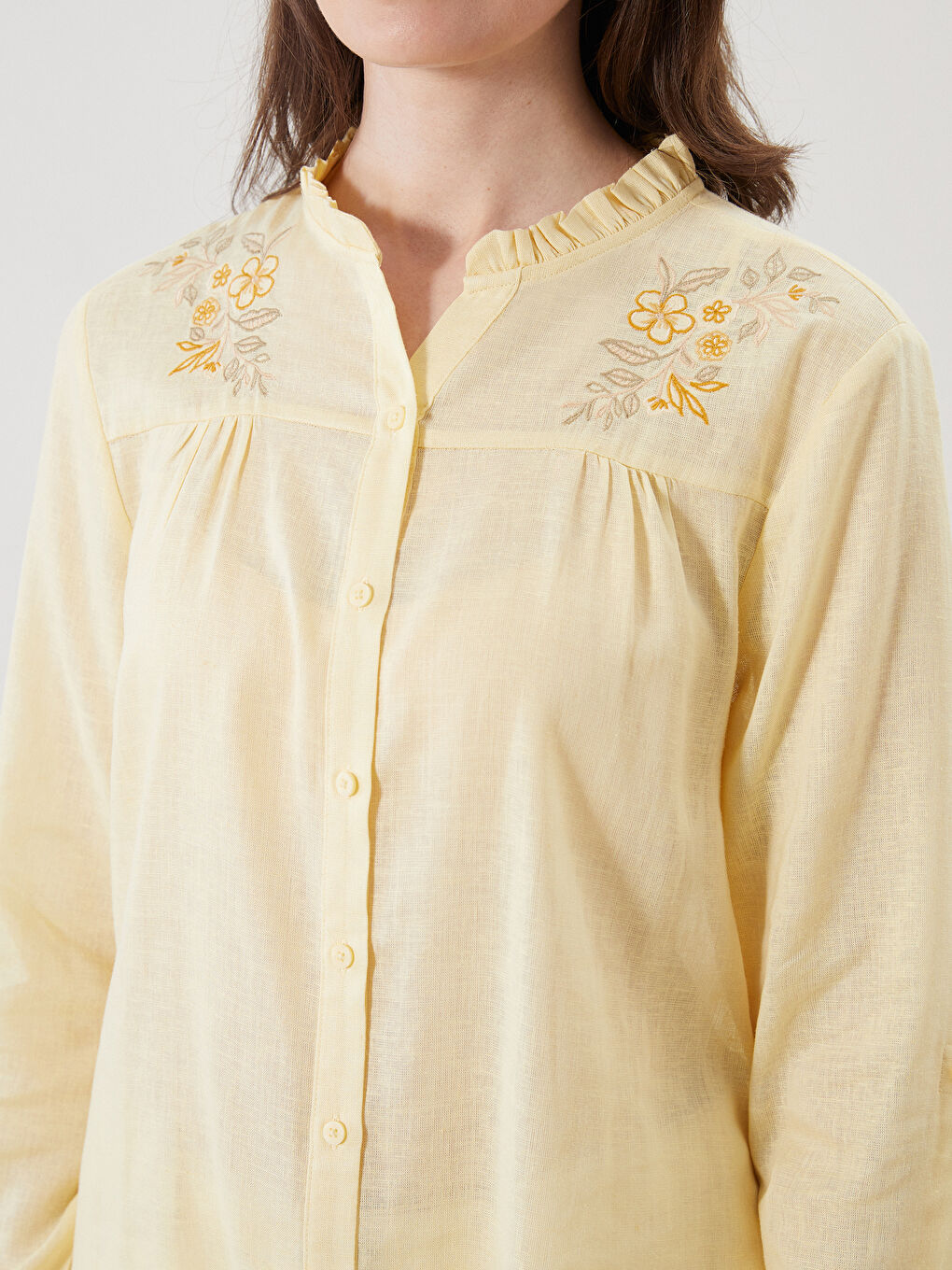 Блузка из льняной смеси с вырезом с выемкой, цветочным узором и оборками-2