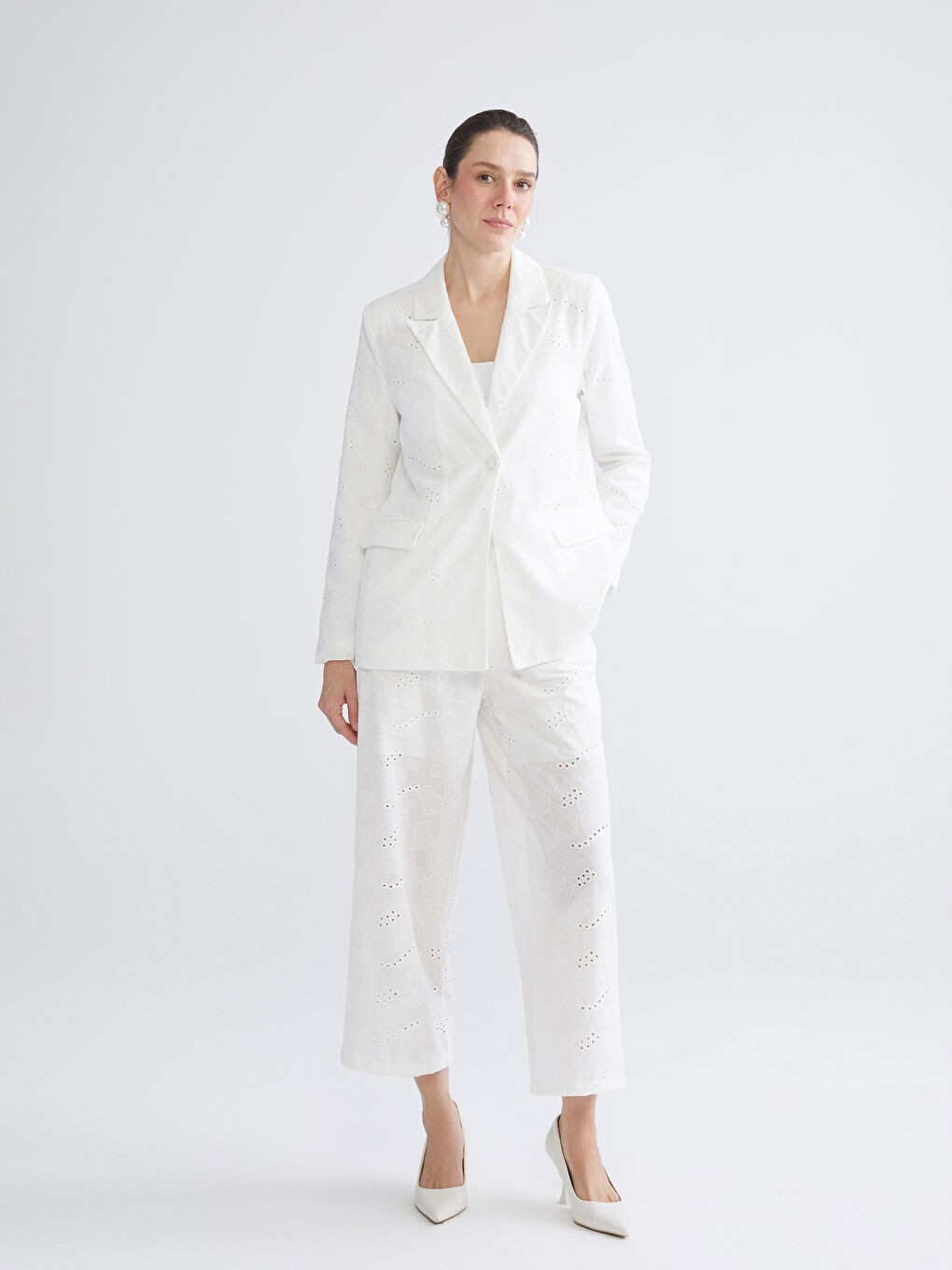 جاكيت بليزر للسيدات بتطريز مخرّم تريكو