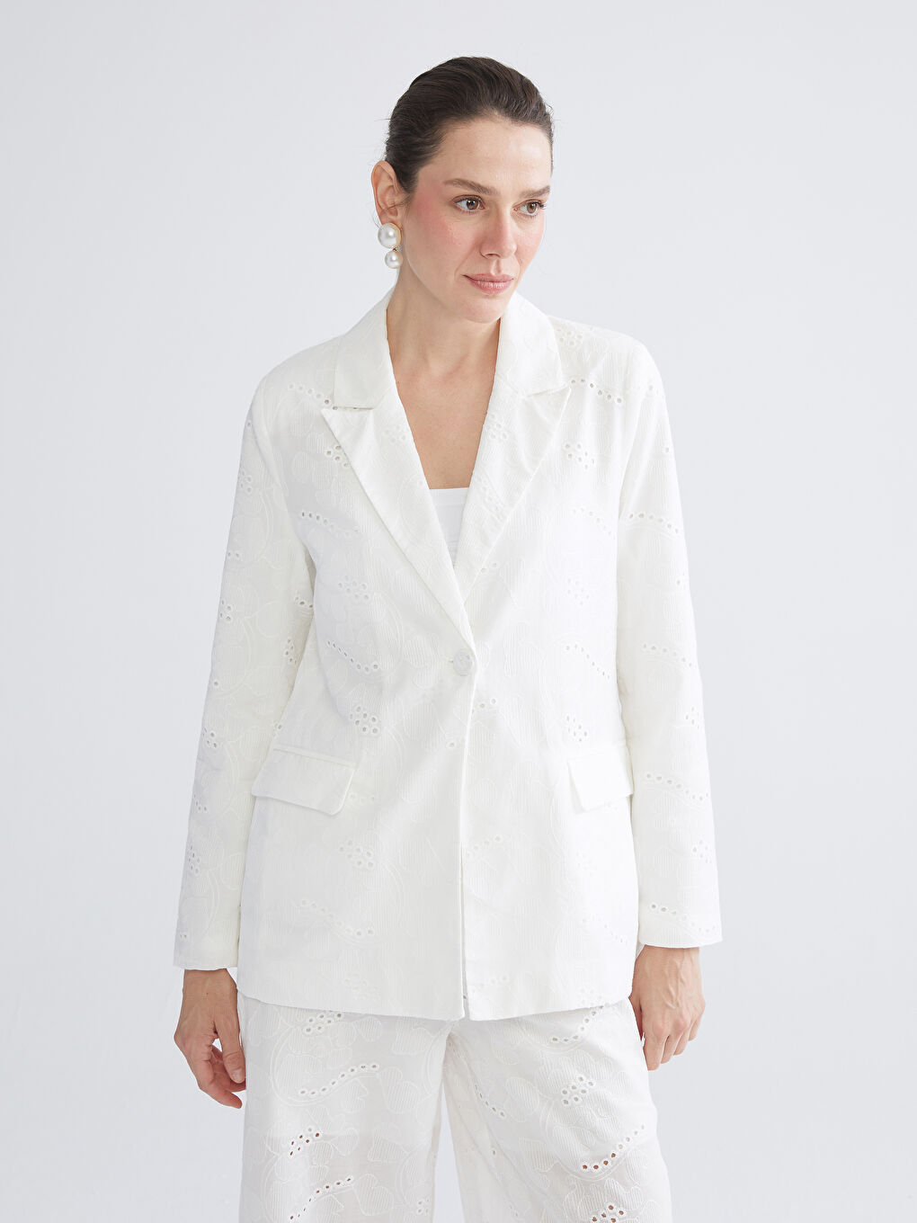 جاكيت بليزر للسيدات بتطريز مخرّم تريكو-1