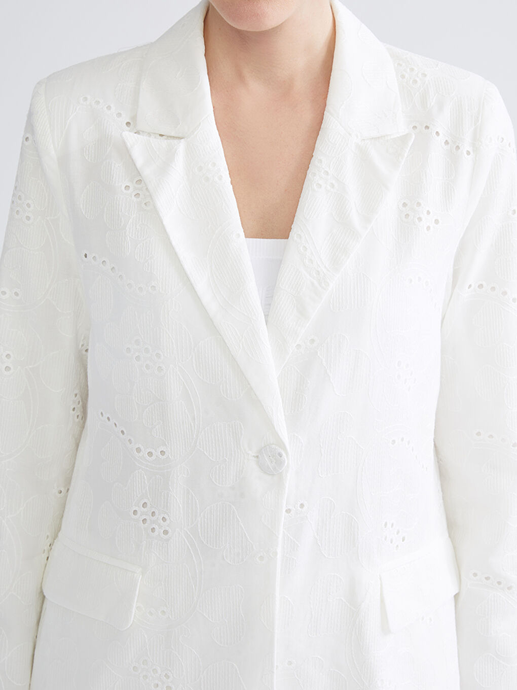 جاكيت بليزر للسيدات بتطريز مخرّم تريكو-2