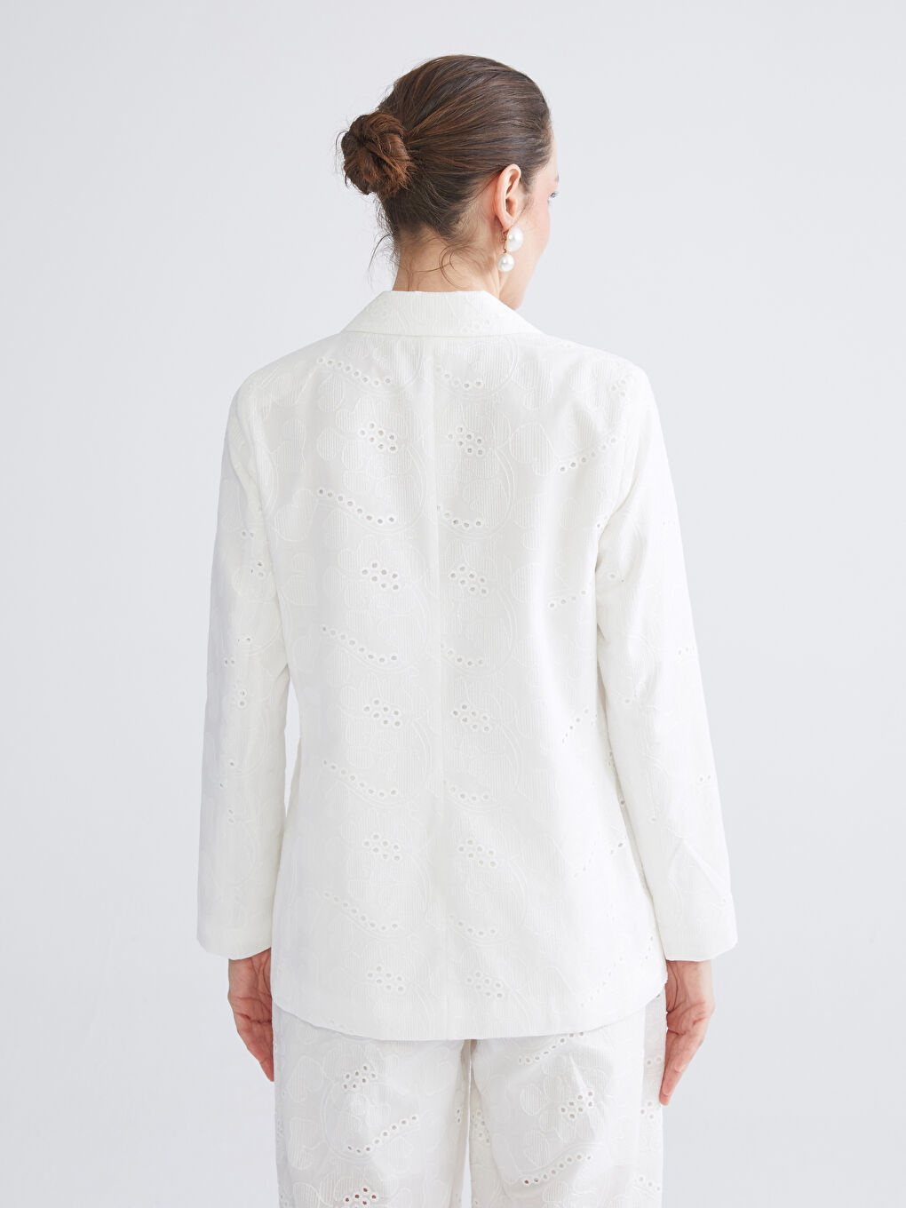 جاكيت بليزر للسيدات بتطريز مخرّم تريكو-3