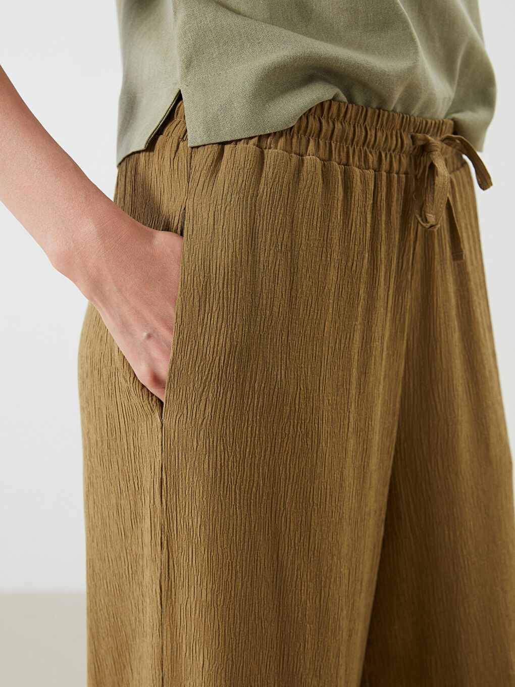LCWAIKIKI Classic Elasticated Waist Textured Women's Trousers -S5RB05Z8-JRS