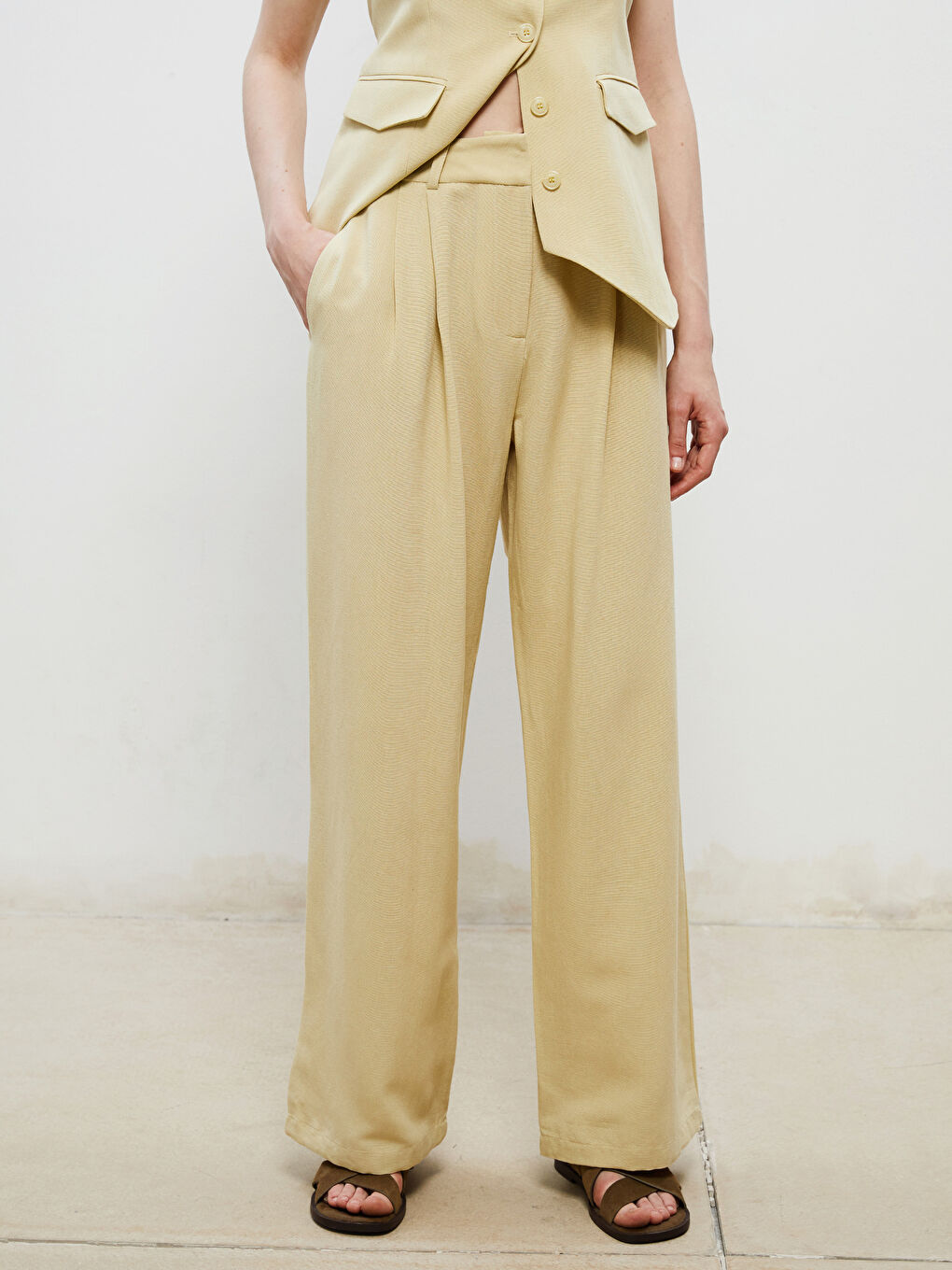 Yeşil Standart Fit Keten Görünümlü Kadın Pileli Pantolon-1