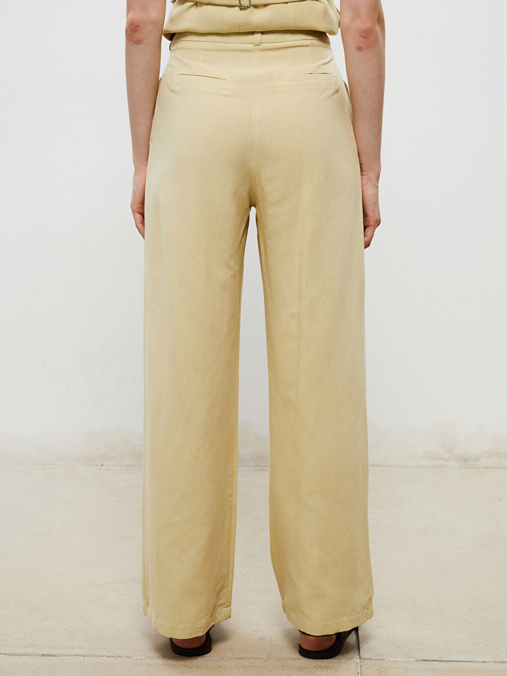 Yeşil Standart Fit Keten Görünümlü Kadın Pileli Pantolon-3