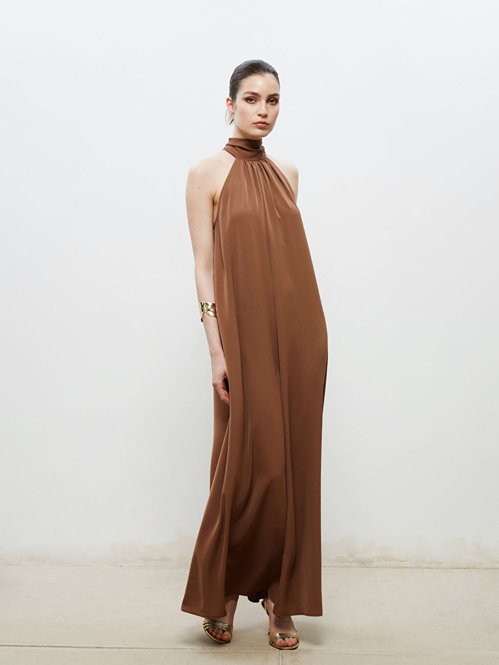 Kahverengi Halter Yaka Büzgülü Abiye Elbise