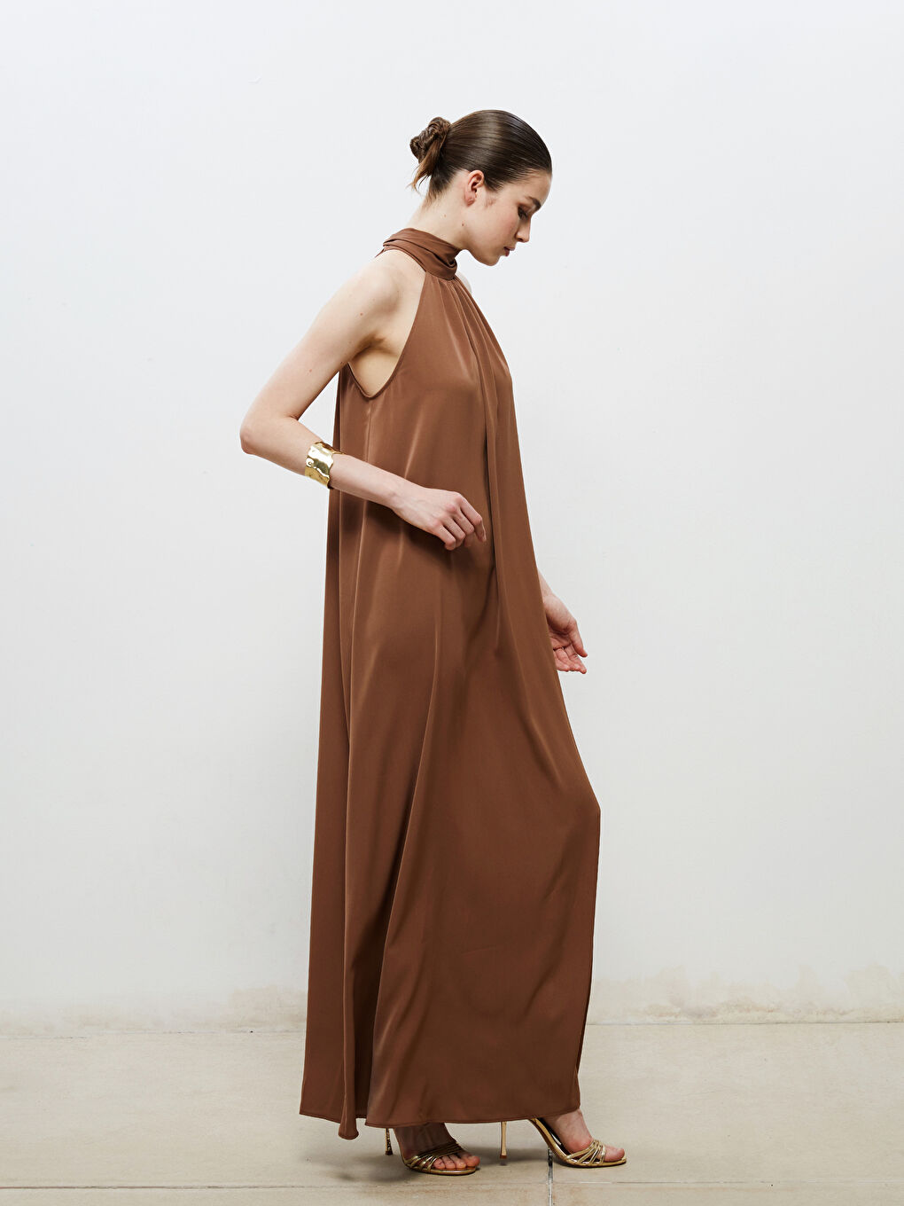 Kahverengi Halter Yaka Büzgülü Abiye Elbise-1