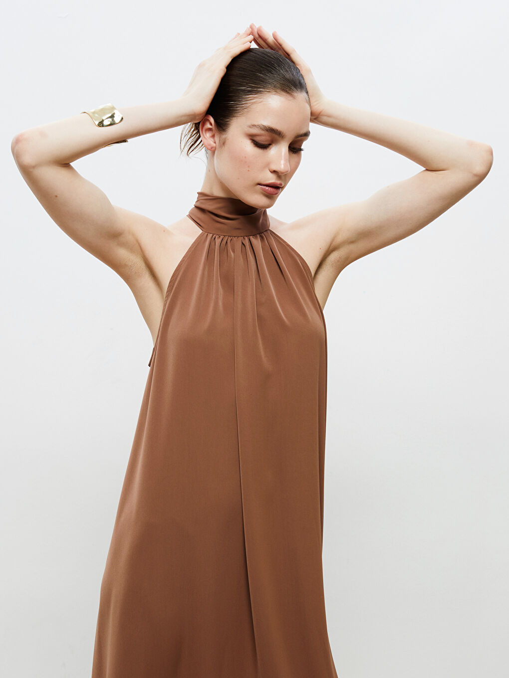 Kahverengi Halter Yaka Büzgülü Abiye Elbise-2