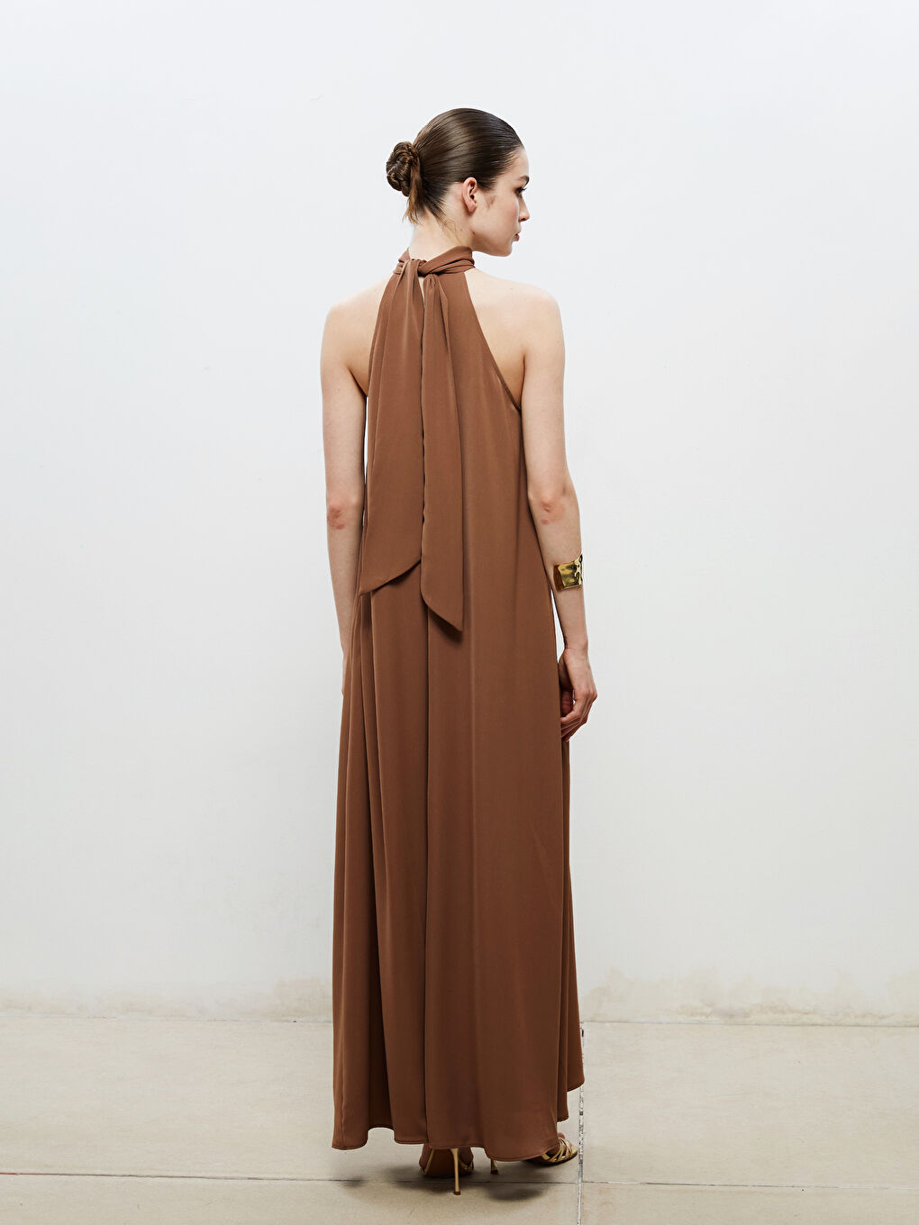 Kahverengi Halter Yaka Büzgülü Abiye Elbise-4