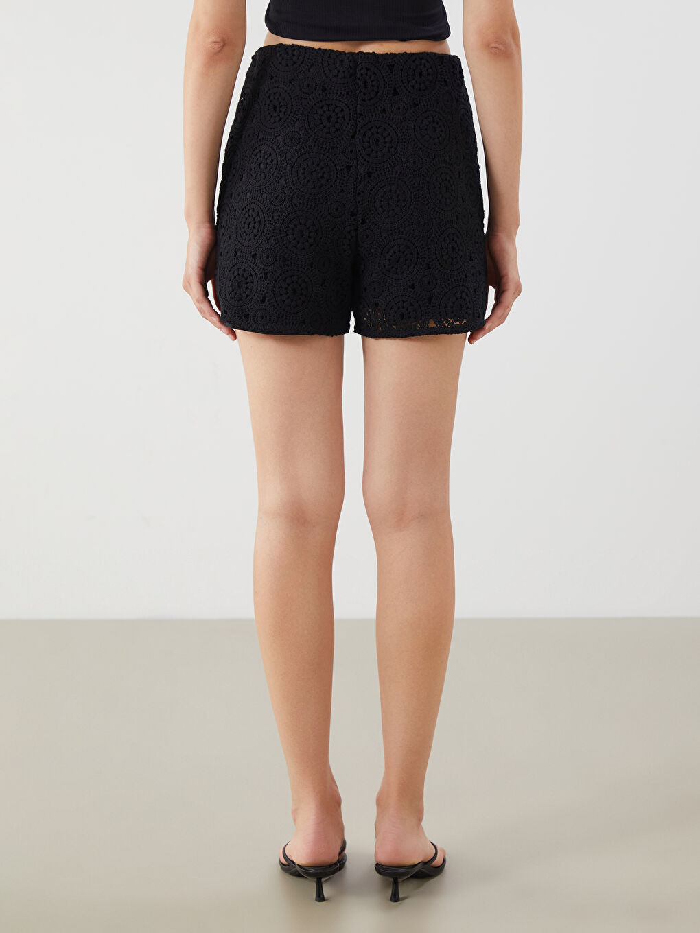 Siyah Beli Lastikli Dantelli Kadın Şort-3
