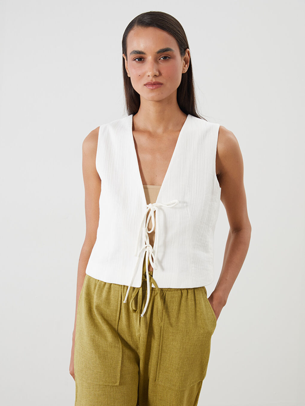 Beyaz V Yaka Dokulu Fiyonklu Kadın Klasik Yelek