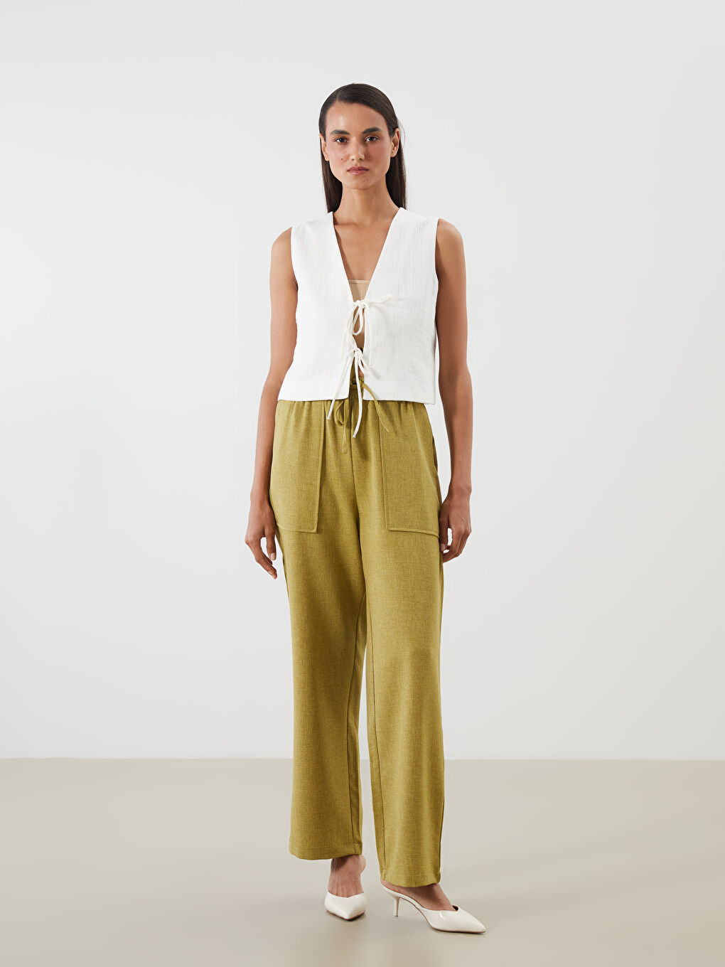 Beyaz V Yaka Dokulu Fiyonklu Kadın Klasik Yelek-1