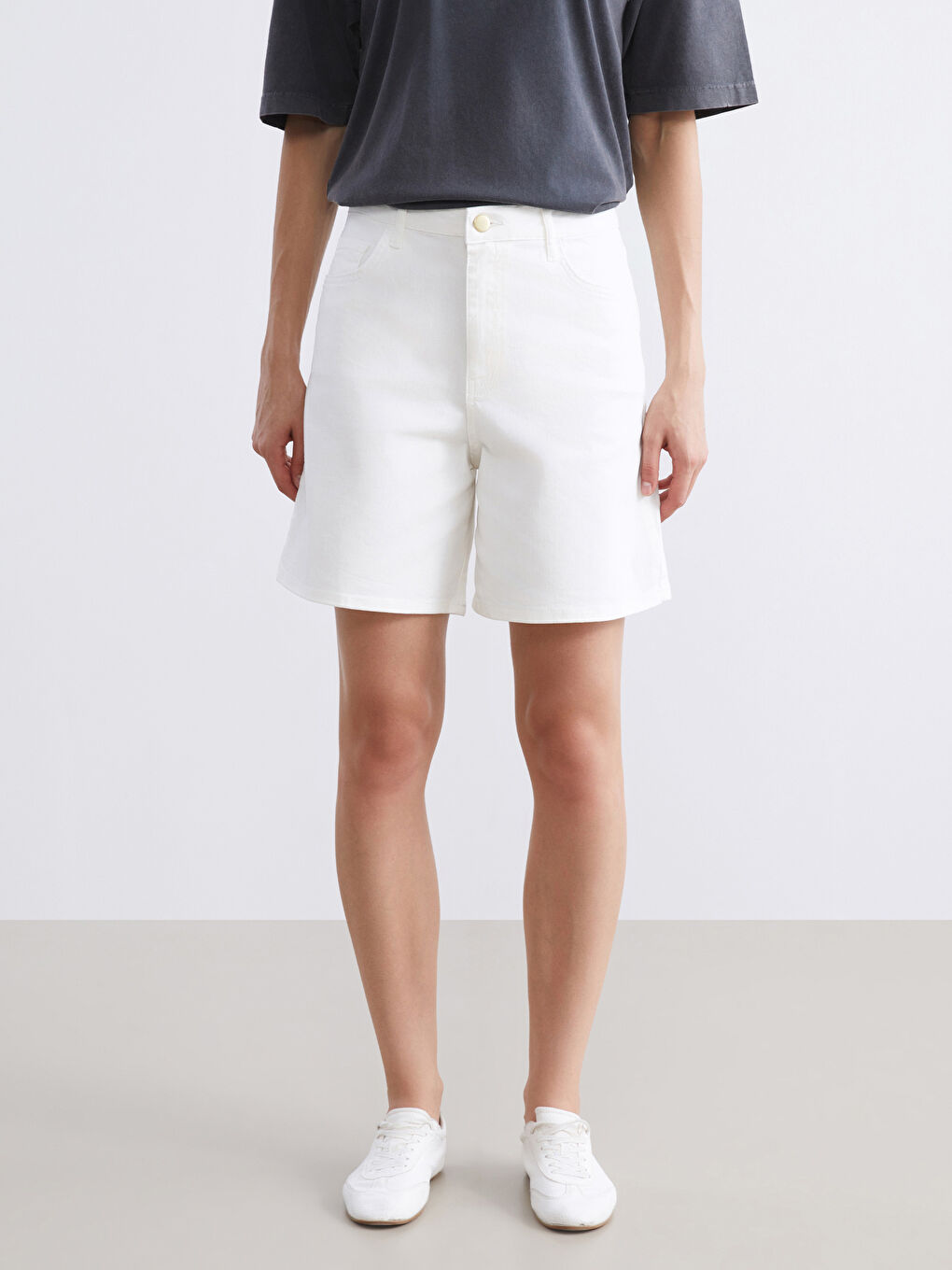 Beyaz Standart Fit Kadın Şort-1