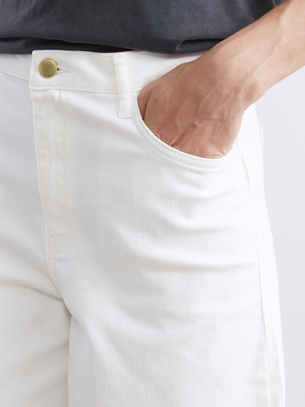 Beyaz Standart Fit Kadın Şort-2