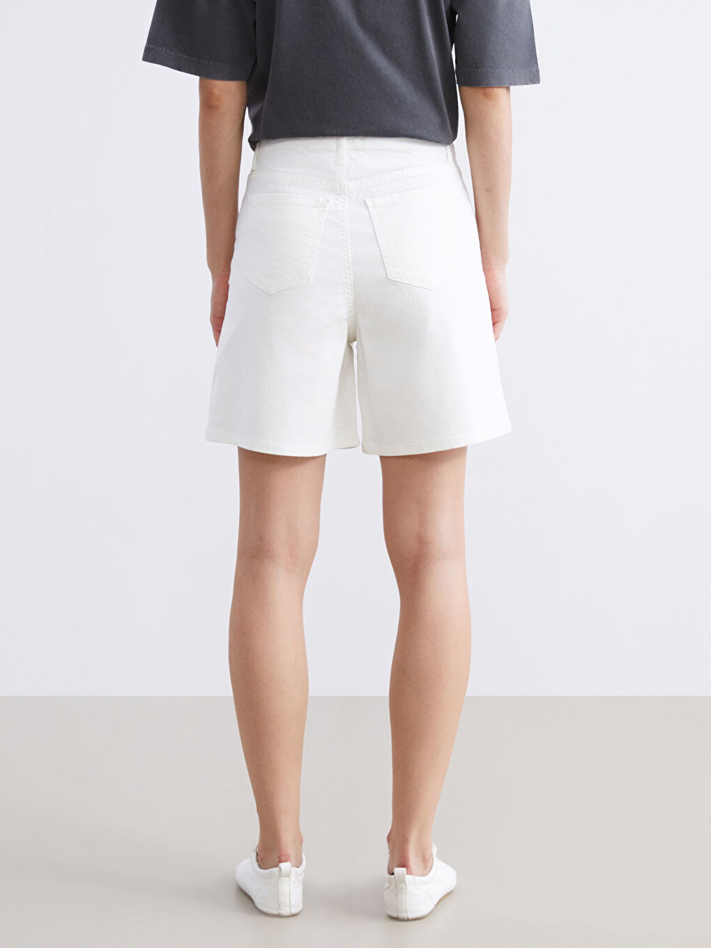 Beyaz Standart Fit Kadın Şort-3