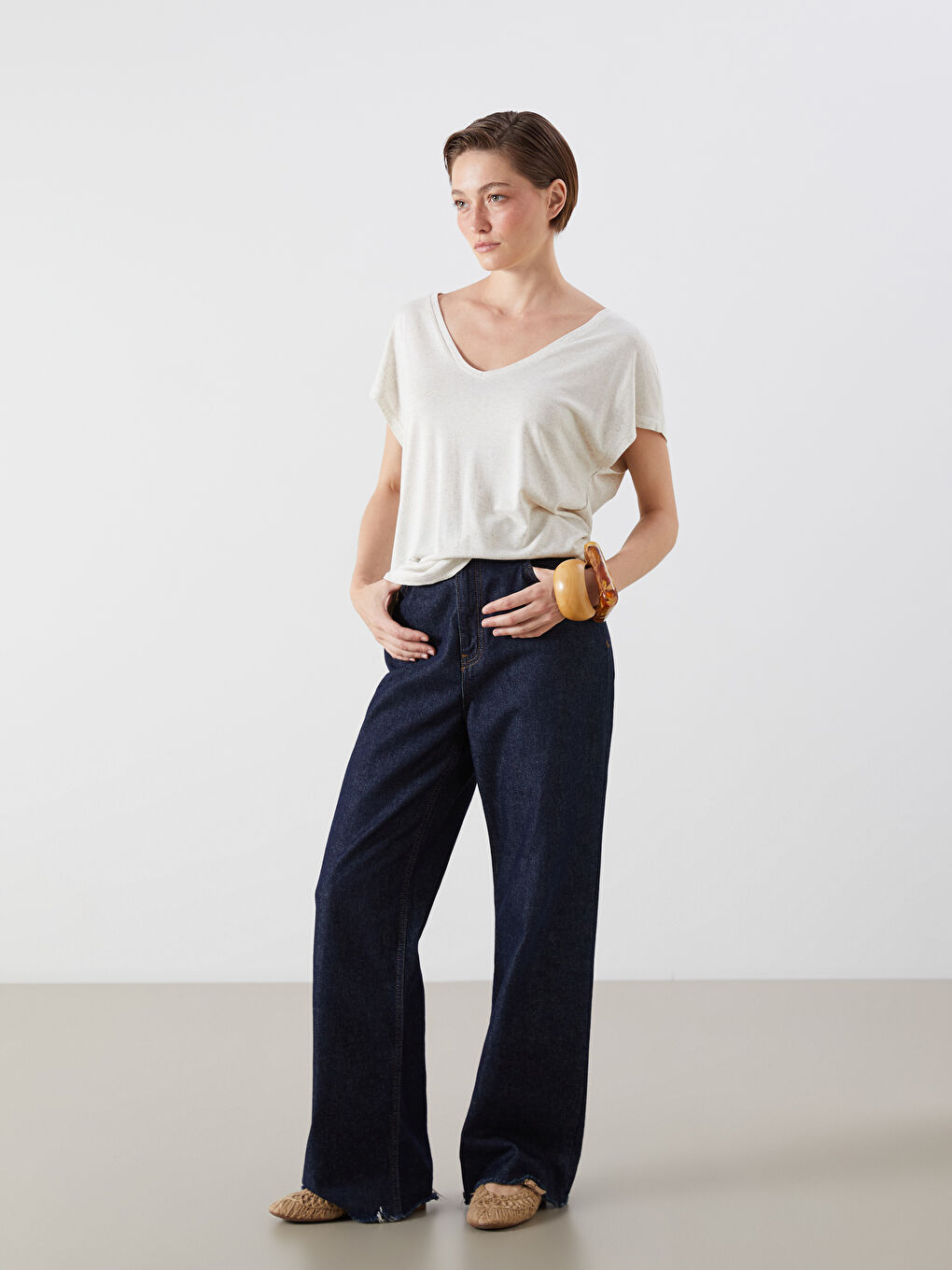 Bej V Yaka Keten Karışımlı Kadın Tişört-1