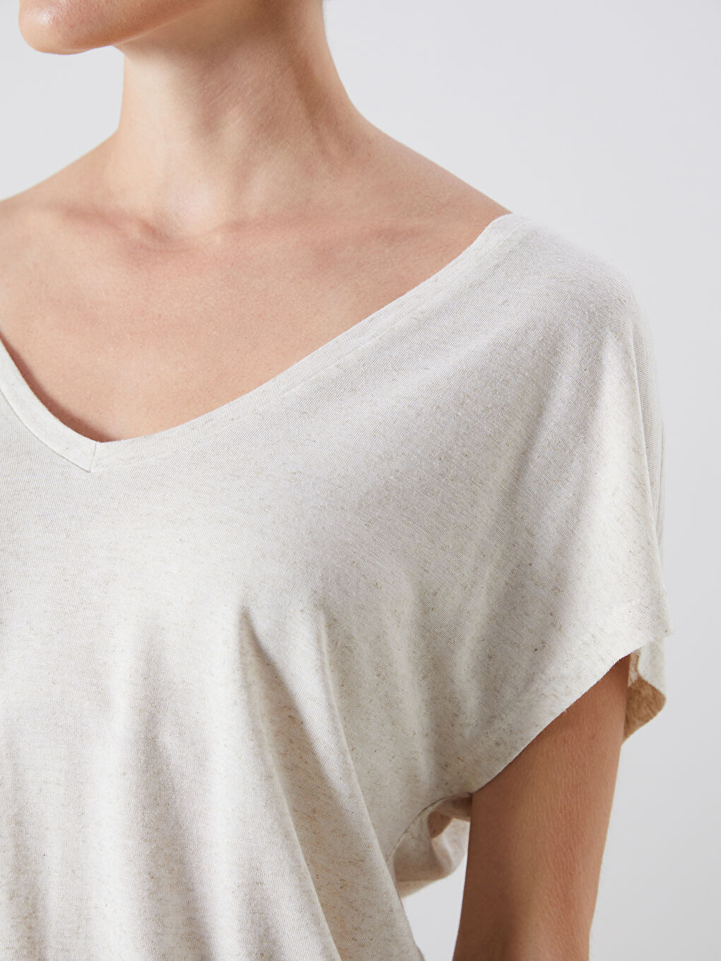 Bej V Yaka Keten Karışımlı Kadın Tişört-2