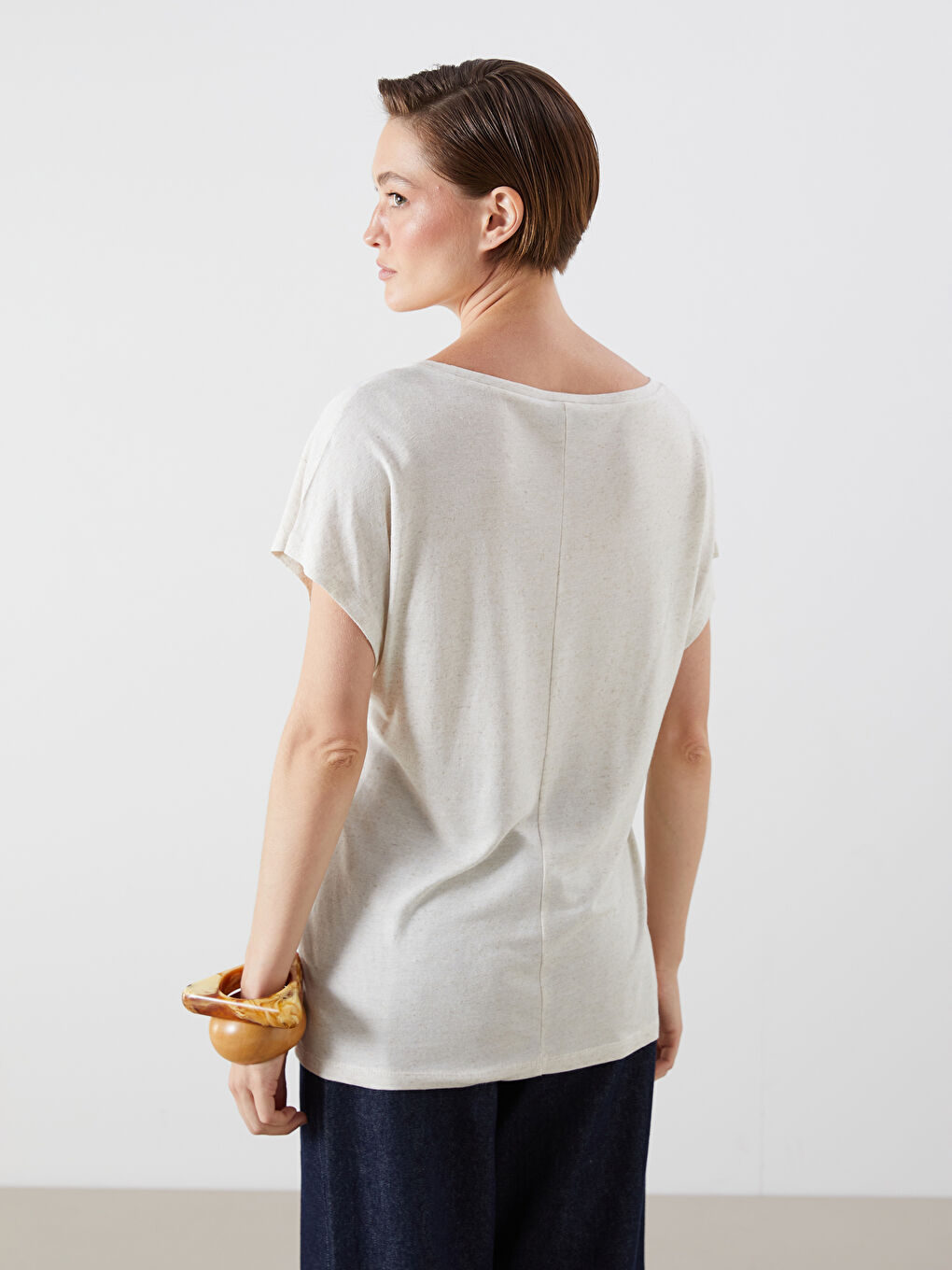 Bej V Yaka Keten Karışımlı Kadın Tişört-3