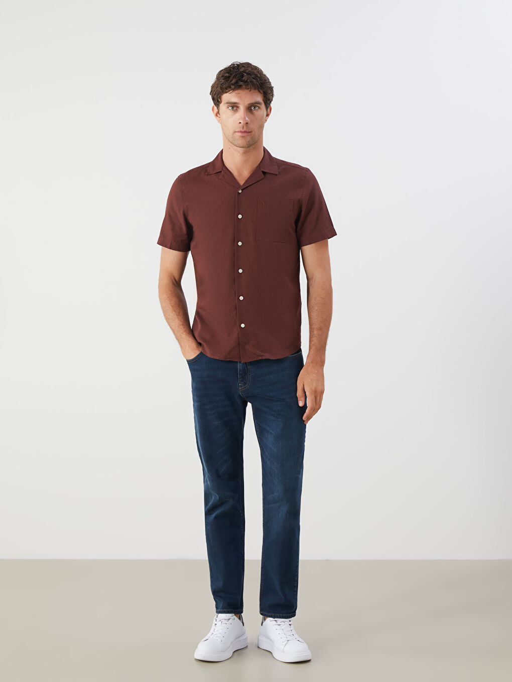 قميص للرجال بقصة عادية وياقة ريزورت وأكمام قصيرة من خليط كتان-1