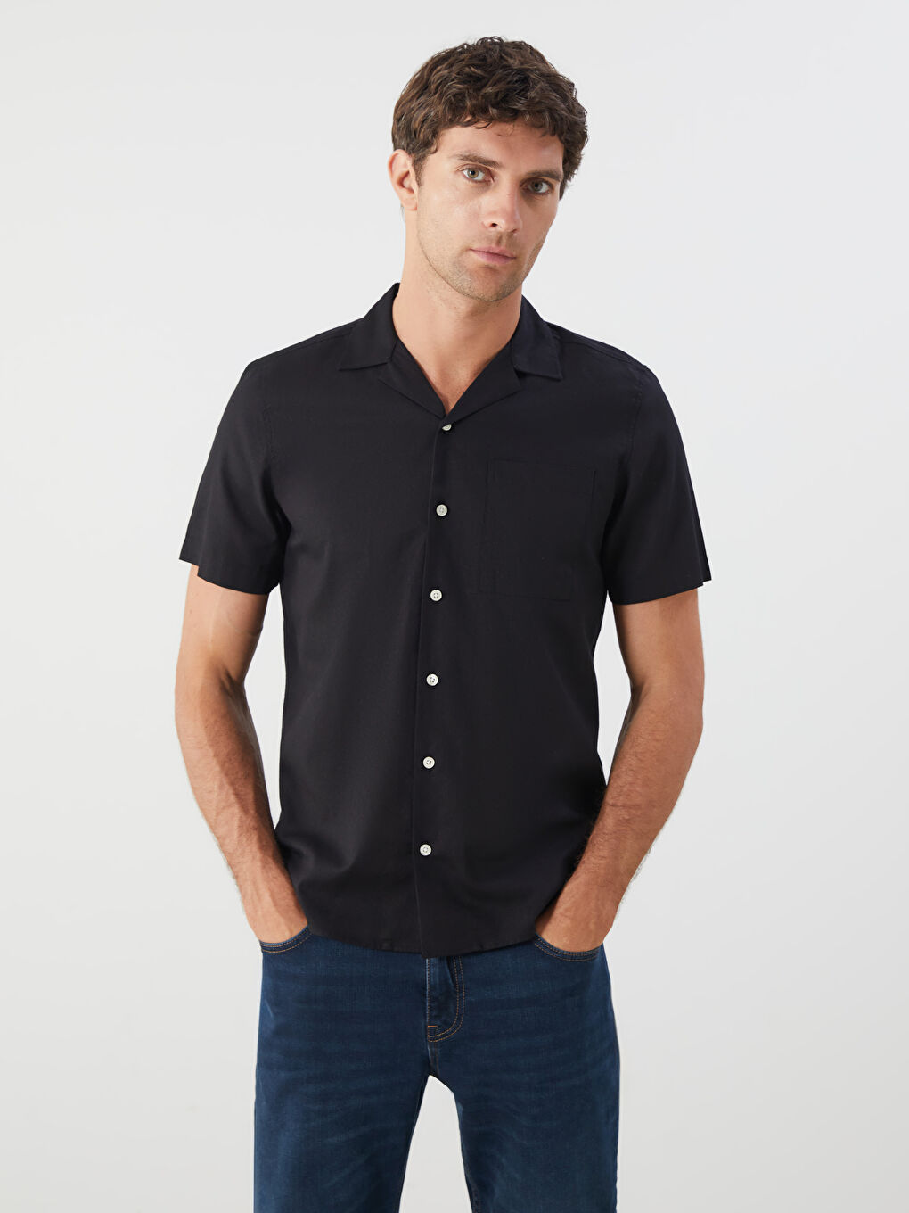 قميص للرجال بقصة عادية وياقة ريزورت وأكمام قصيرة من خليط كتان