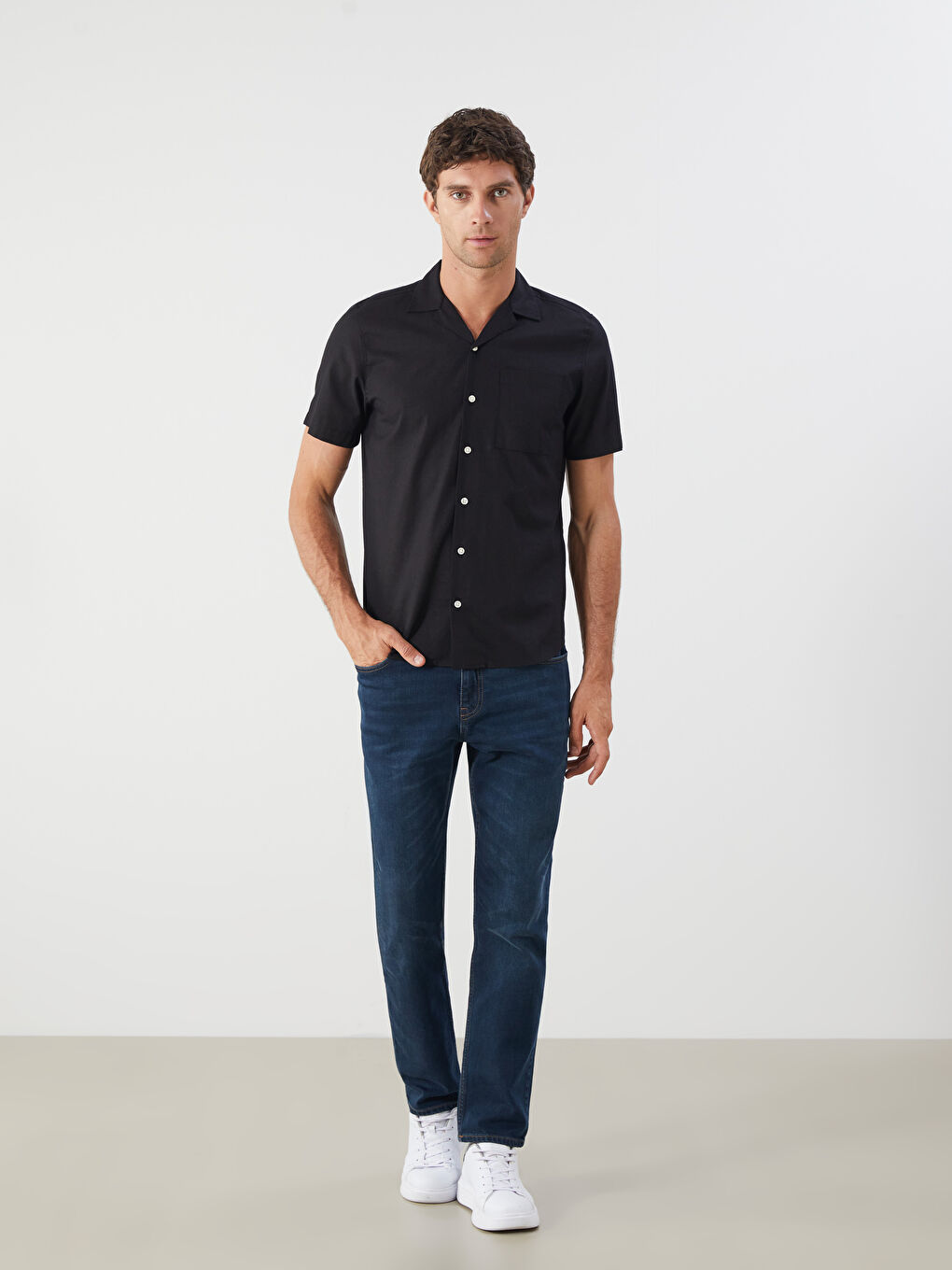 قميص للرجال بقصة عادية وياقة ريزورت وأكمام قصيرة من خليط كتان-1