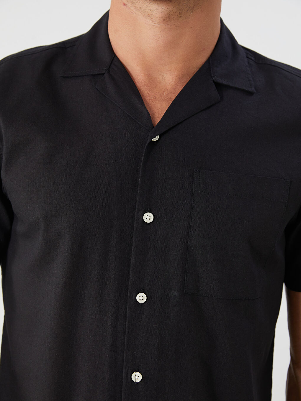 قميص للرجال بقصة عادية وياقة ريزورت وأكمام قصيرة من خليط كتان-2