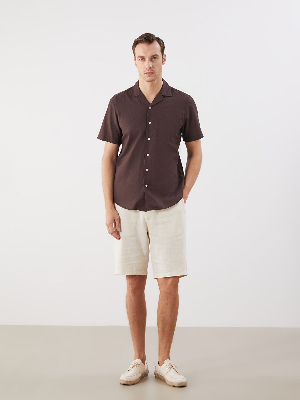 Kahverengi Regular Fit Resort Yaka Kısa Kollu Keten Karışımlı Erkek Gömlek-1