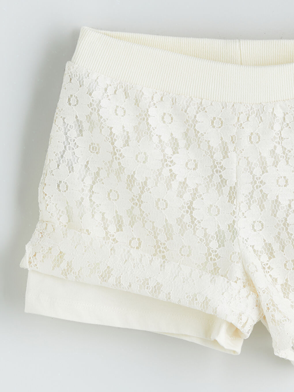 Ekru Beli Lastikli Dantel Detaylı Kız Çocuk Şort-2