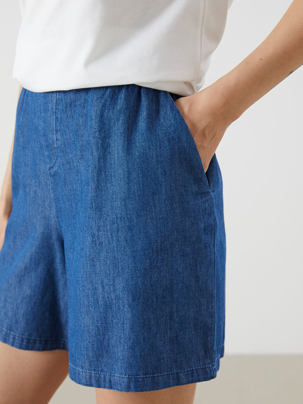 LCWAIKIKI Classic Elasticated Waist Women's Denim Shorts -S5RD66Z8-309