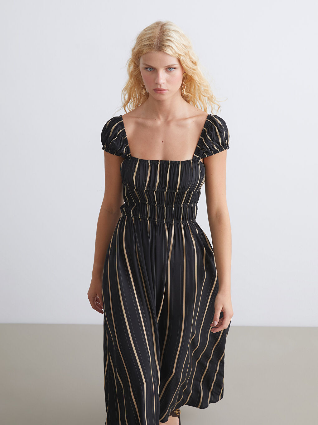 Siyah Kare Yaka Çizgili Elbise