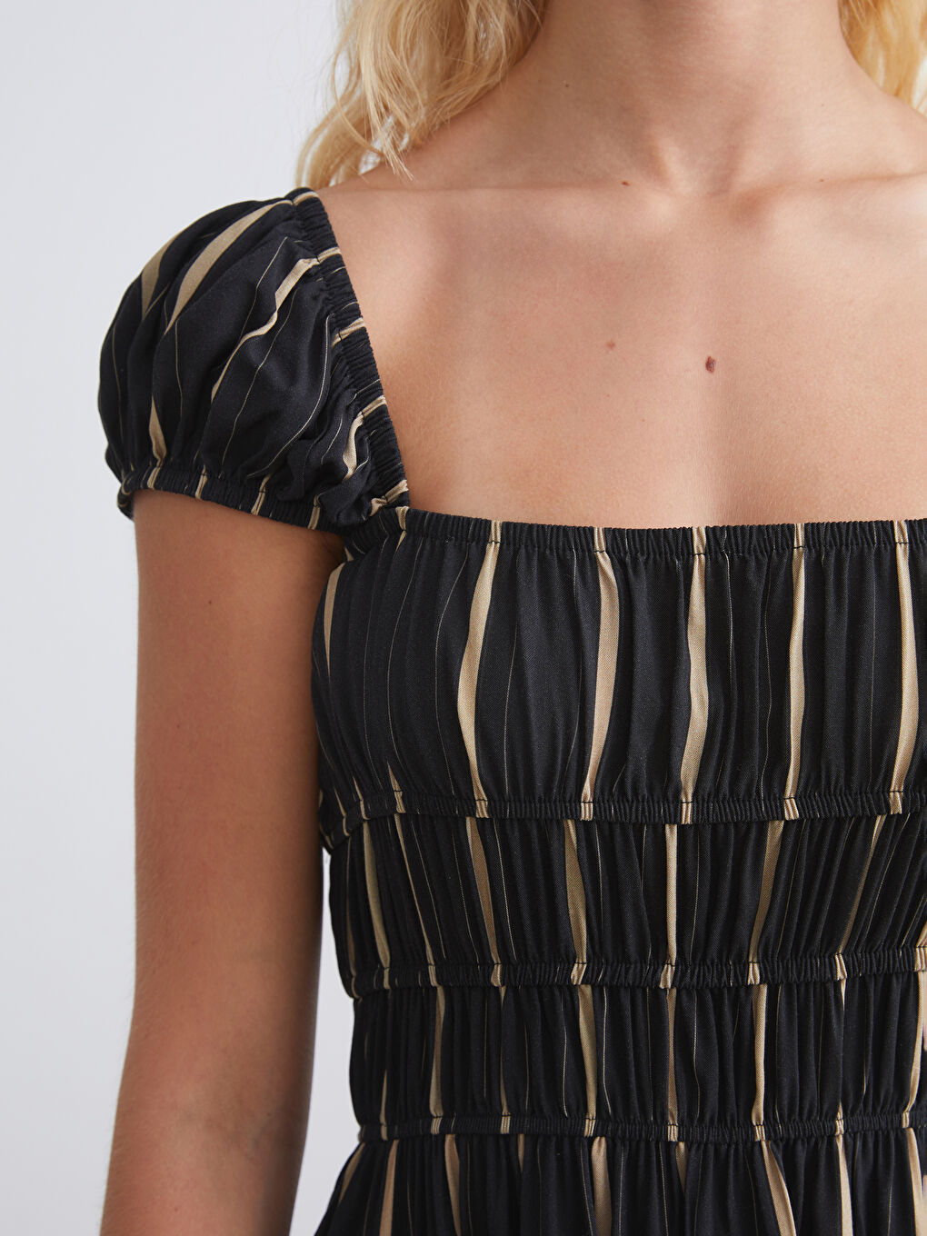 Siyah Kare Yaka Çizgili Elbise-2